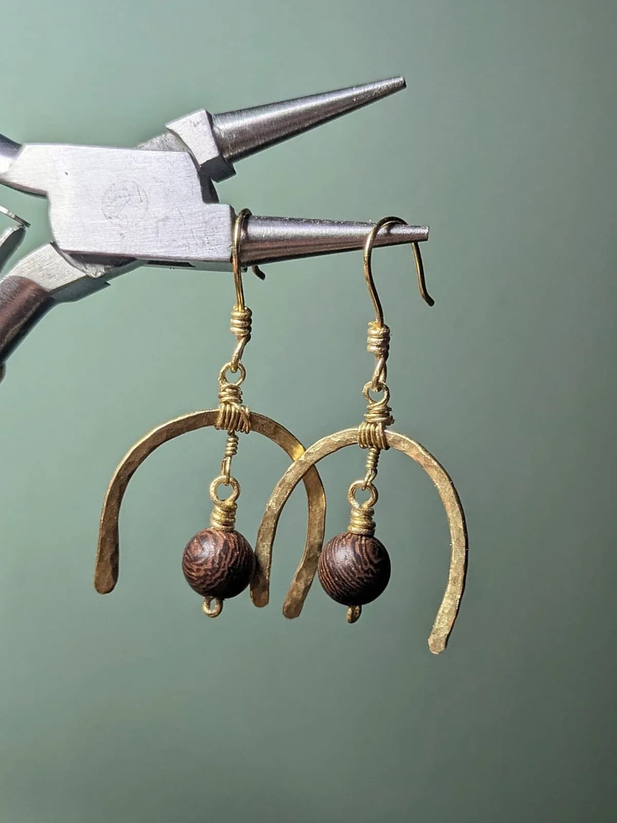 Boucles d’oreilles dorées avec perles en bois