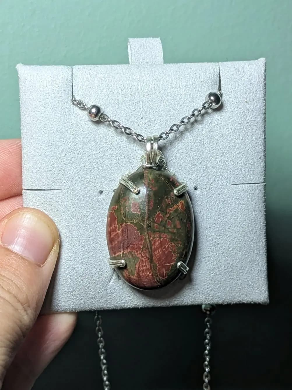 Pendentif en unakite, de couleur rouille et vert